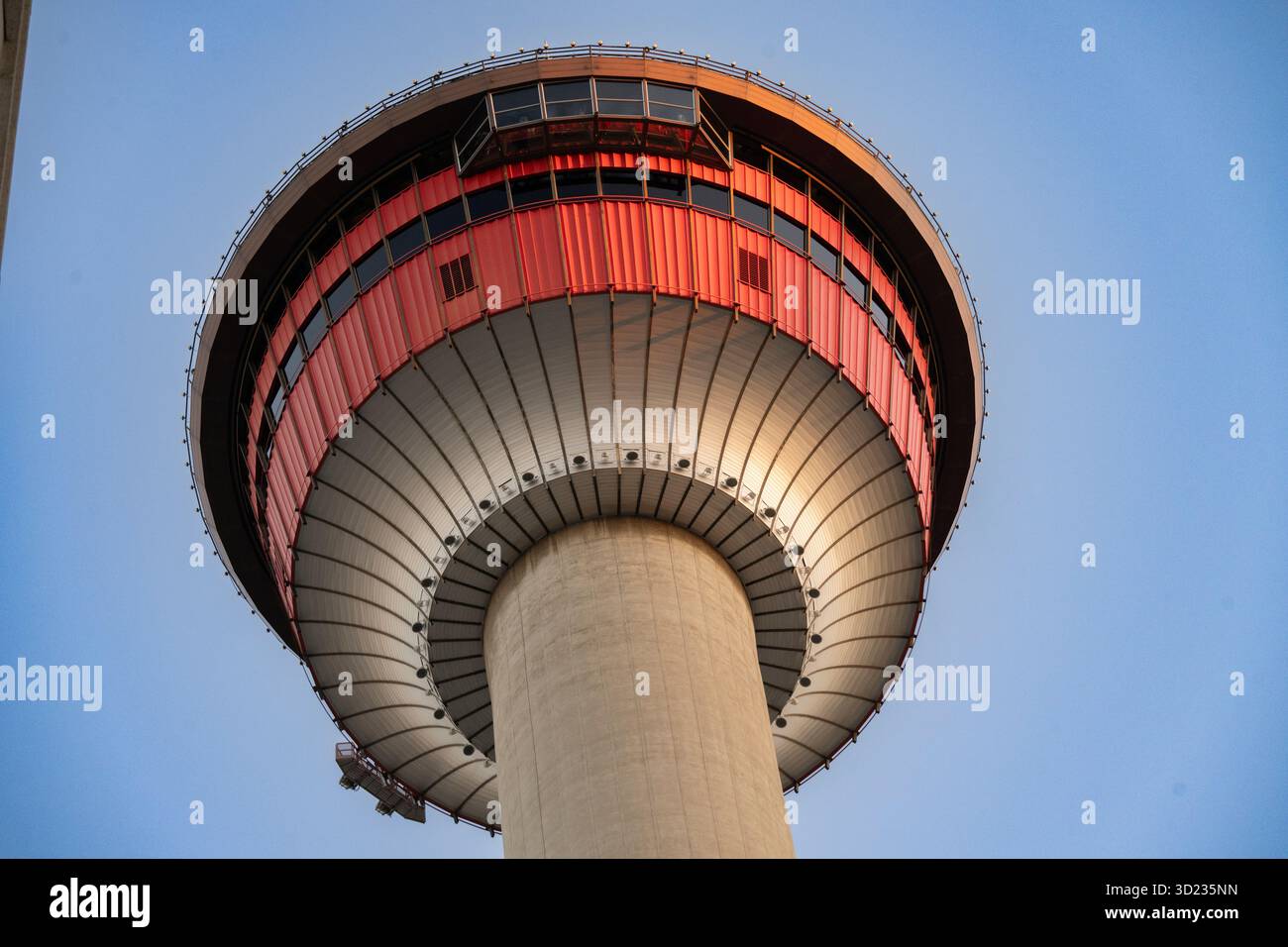 Calgary Tower vor einem klaren blauen Himmel aus einem niedrigen Winkel. Alberta, Kanada Stockfoto
