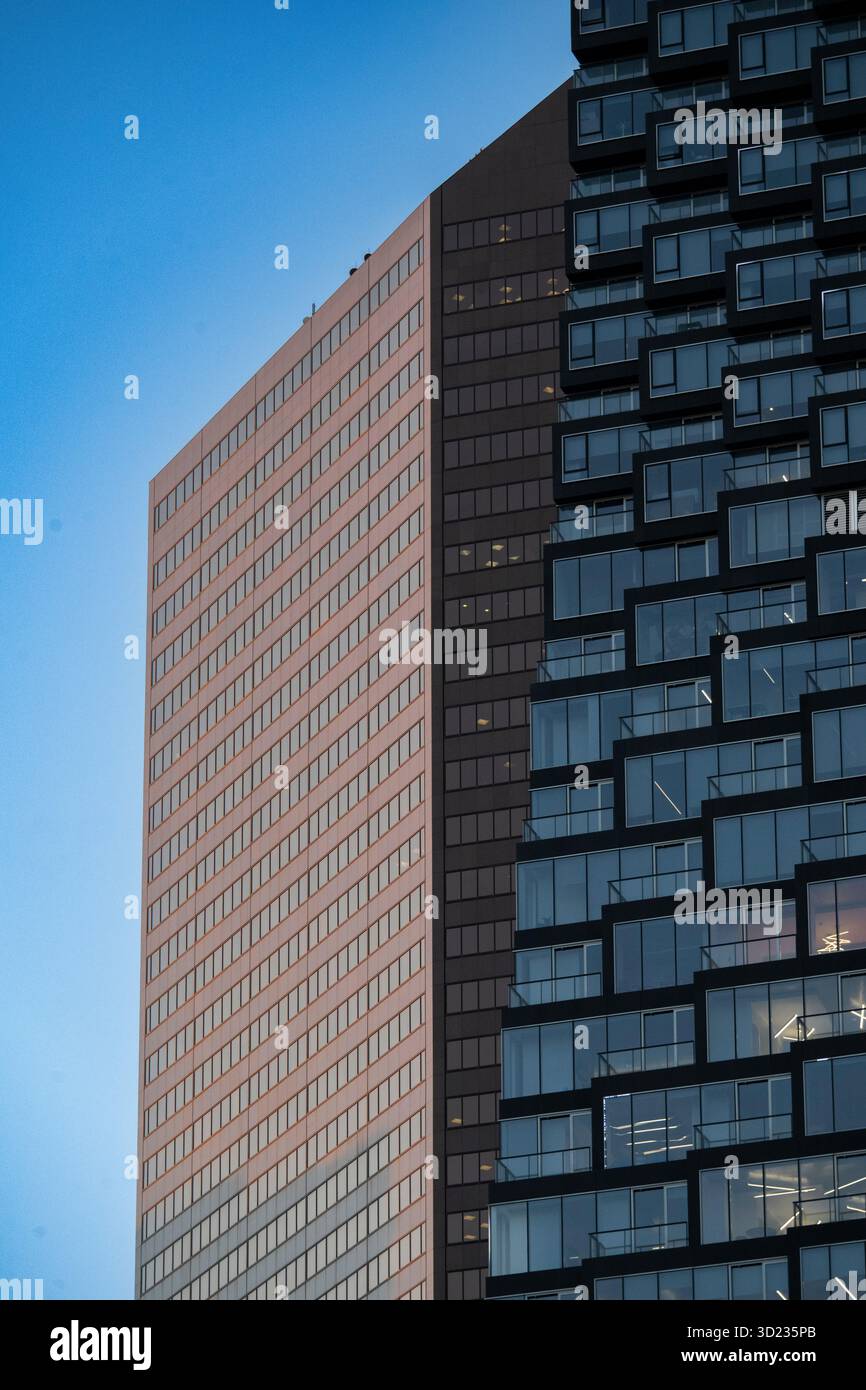 Moderne Hochhäuser mit kontrastierenden architektonischen Stilen vor klarem blauem Himmel. Calgary, Alberta, Kanada Stockfoto