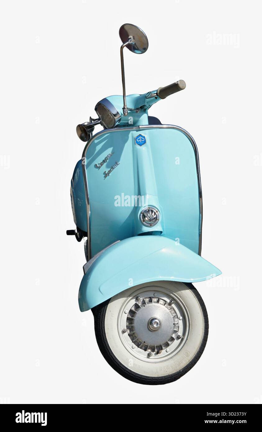 Hellblauer Vespa Roller geparkt und zeigt seine Vorderseite Stockfoto