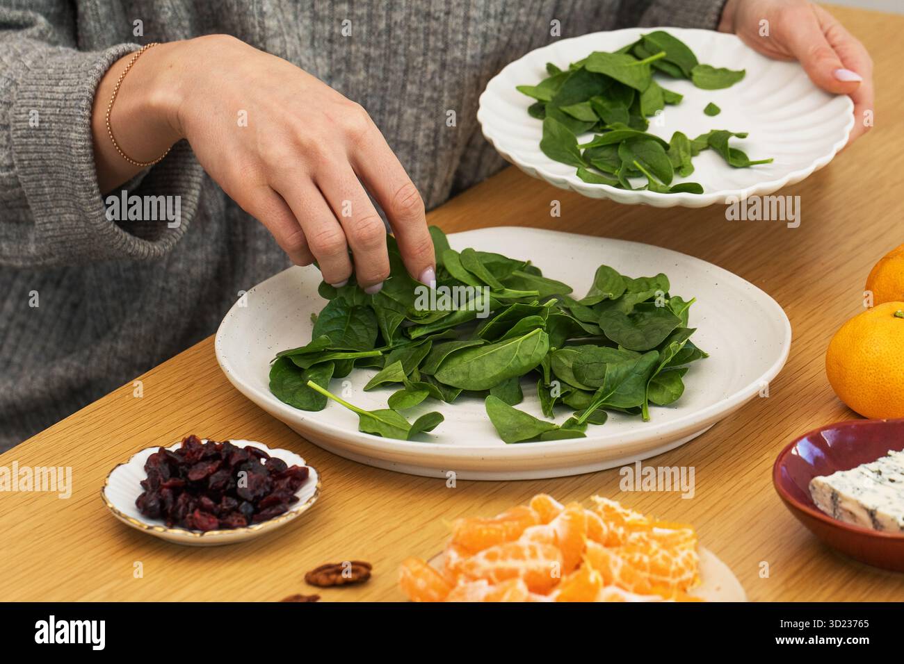 Gesunde Mahlzeit Zubereitung mit frischem Spinat und saisonalen Zutaten Stockfoto