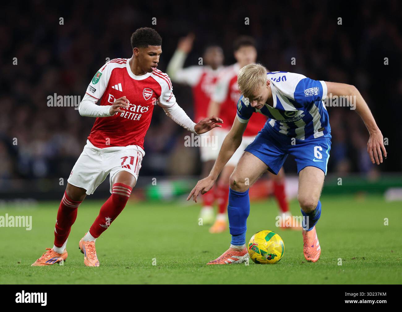London, Großbritannien. Oktober 2025. Andre Harriman-Annous von Arsenal mit Jan Paul van Hecke aus Brighton beim Spiel Arsenal gegen Brighton und Hove Albion Carabao Cup im Emirates Stadium in London. Der Bildnachweis sollte lauten: David Klein/Sportimage Credit: Sportimage Ltd/Alamy Live News Stockfoto