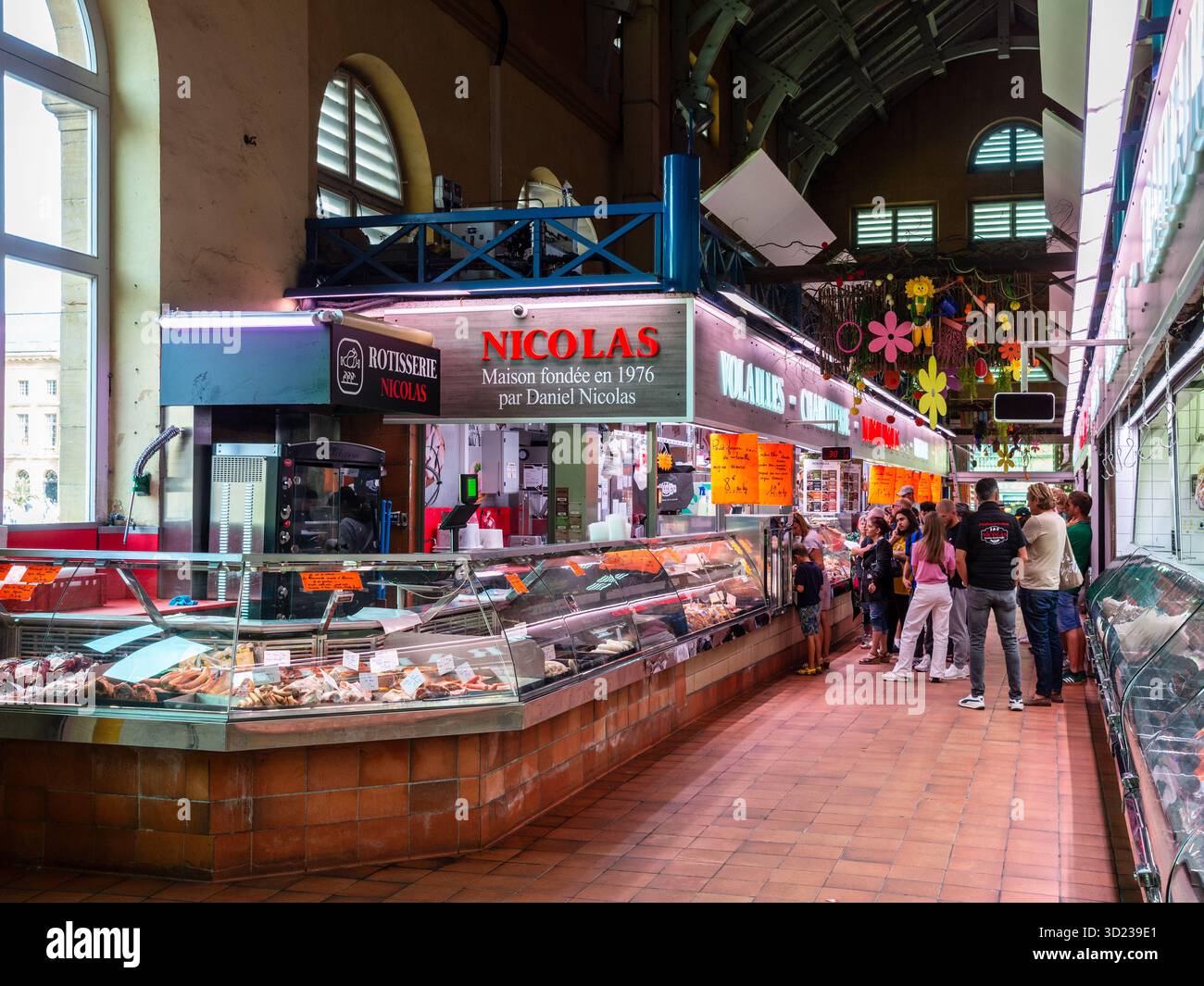 Maison Nicolas ist eine renommierte Metzgerei, die 1976 von Daniel Nicolas gegründet wurde und sich auf dem überdachten Markt in Metz befindet. Stockfoto