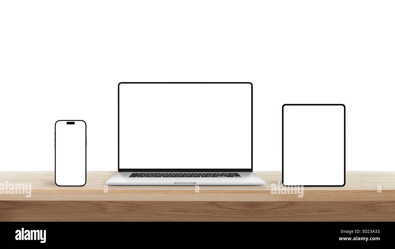 Smartphone, Laptop und Tablet mit leeren Bildschirmen auf Holzschreibtisch, repräsentiert responsives Webdesign, kreativen Arbeitsbereich und moderne digitale Technologie Stockfoto