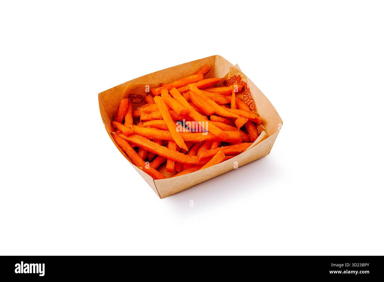 Knusprige Süßkartoffelfritten, serviert in einem Take-Out-Behälter für eine zwanglose Mahlzeit Stockfoto