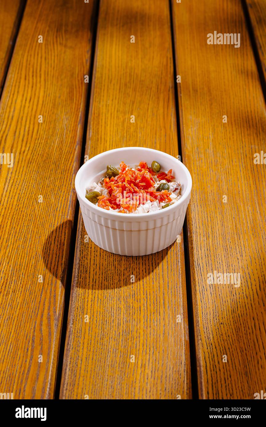 Farbenfrohe Gerichte auf einem Holztisch fängt lebendige kulinarische Kunst ein Stockfoto