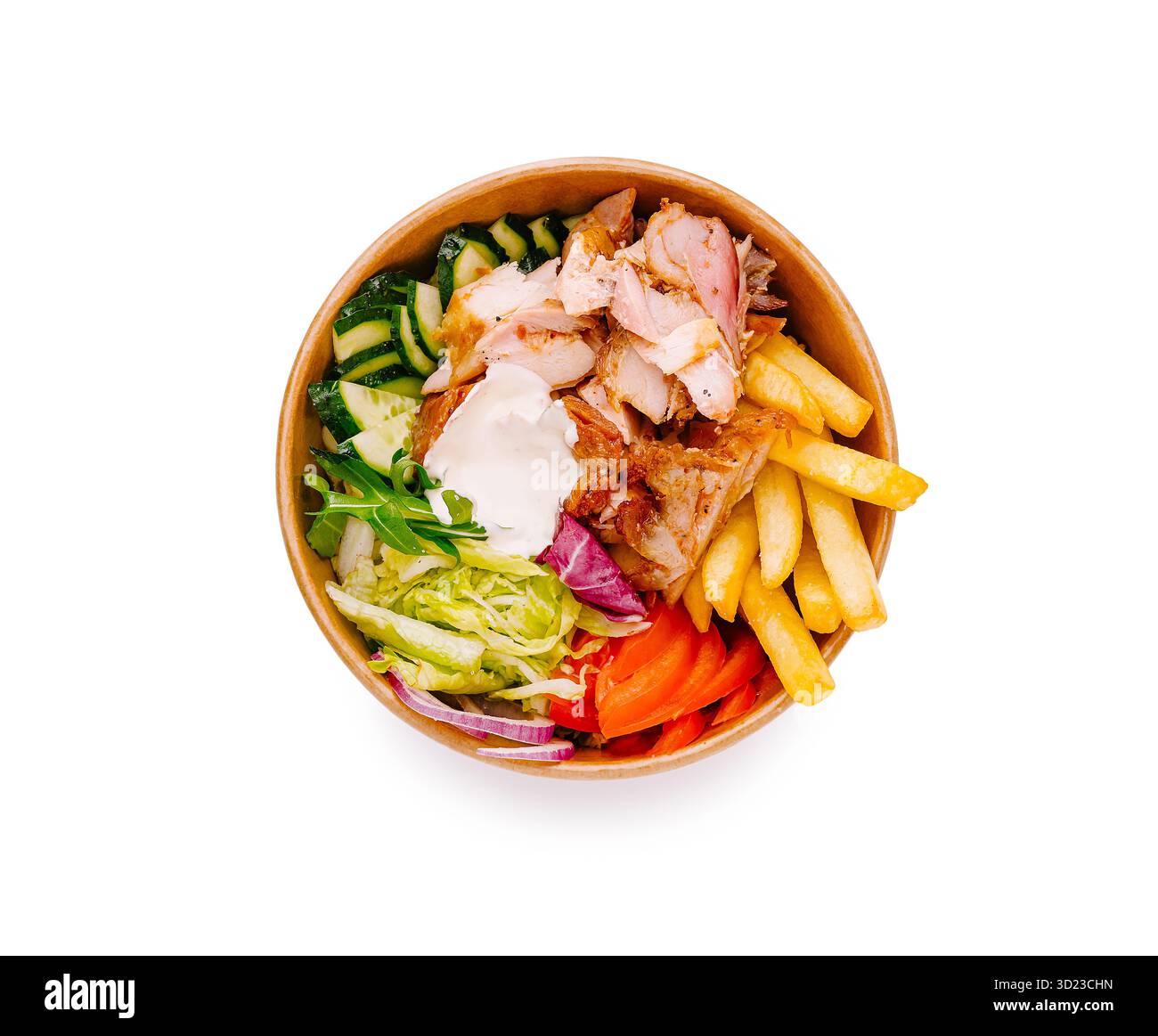 Köstliche Mischung aus gegrilltem Huhn, frischem Gemüse und Pommes Frites in einer Schüssel Stockfoto
