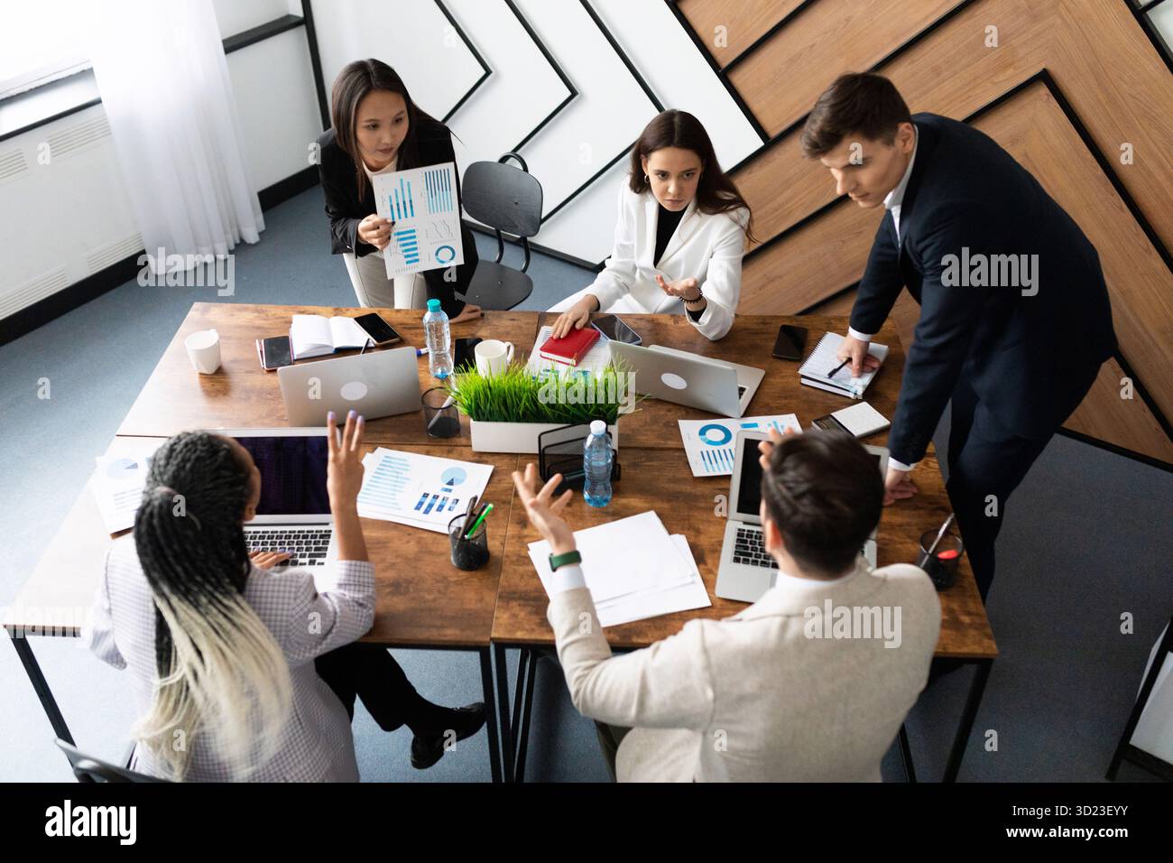Unternehmer und Business-Menschen-Konferenz in modernen Meetingraum Stockfoto