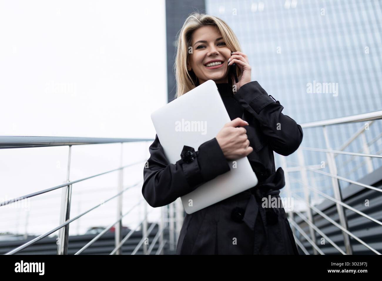 Optimistinnen stehen vor dem Hintergrund einer Finanzbank Stockfoto