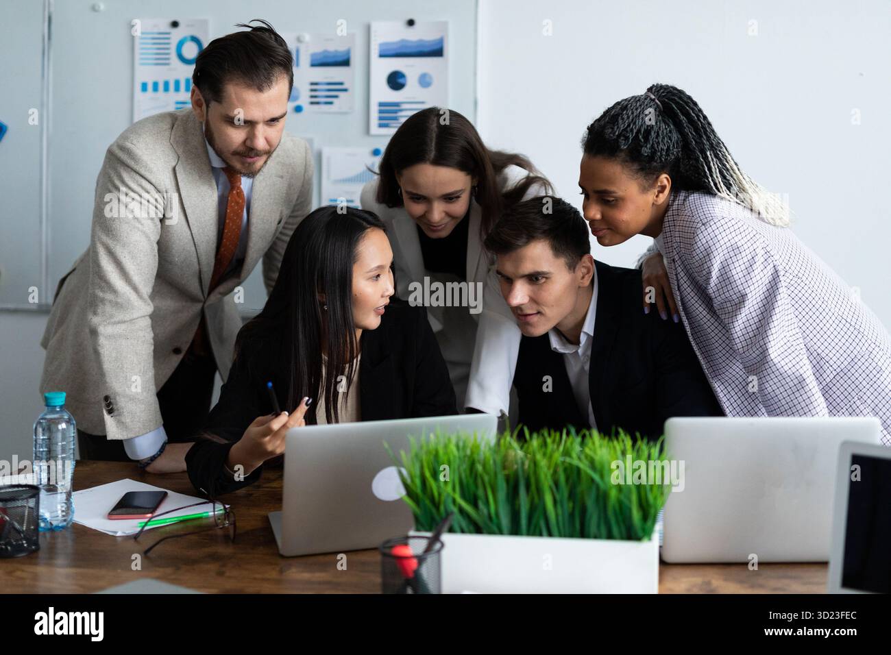Gemischte Geschäftspartner diskutieren neuen Projektplan in modernen Büros Stockfoto