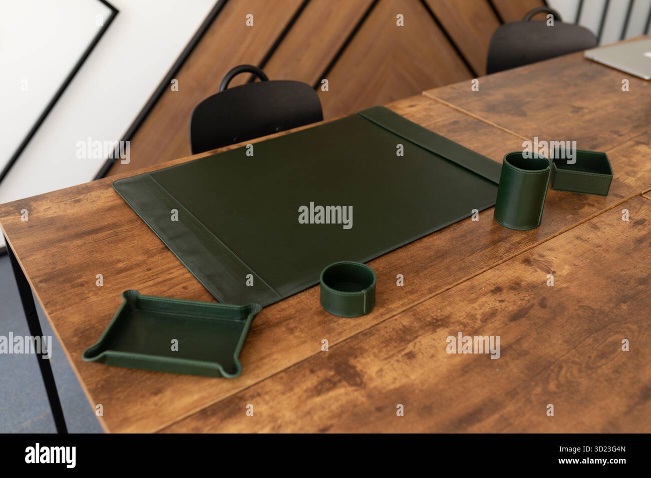 Schreibtisch mit Lederboulevard und Schreibwarenhaltern Stockfoto