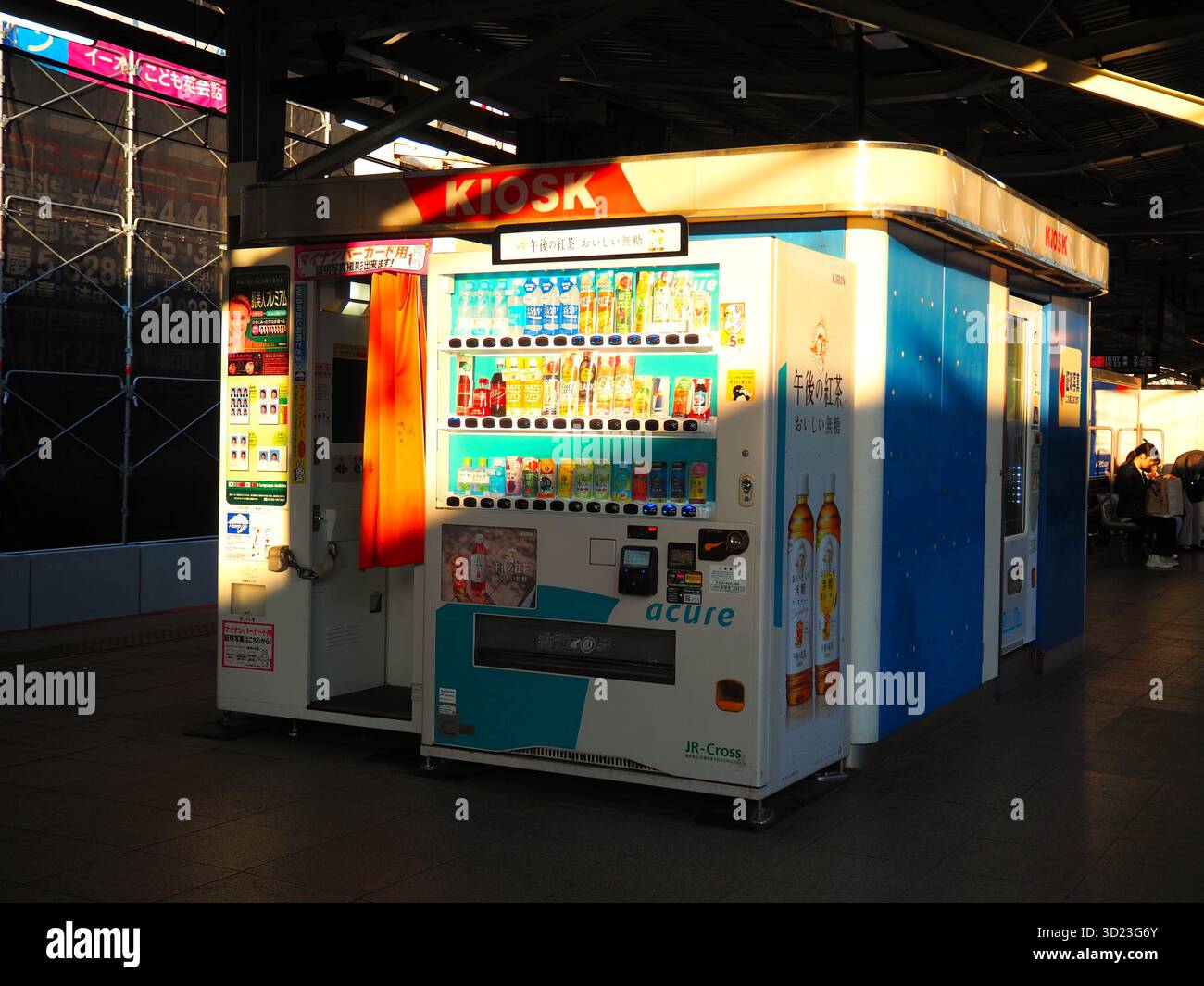 Verkaufsautomaten und Kiosk am Bahnsteig des Bahnhofs Kichijoji, die in der warmen Abendsonne auf der JR Chuo Line in Tokio leuchten Stockfoto