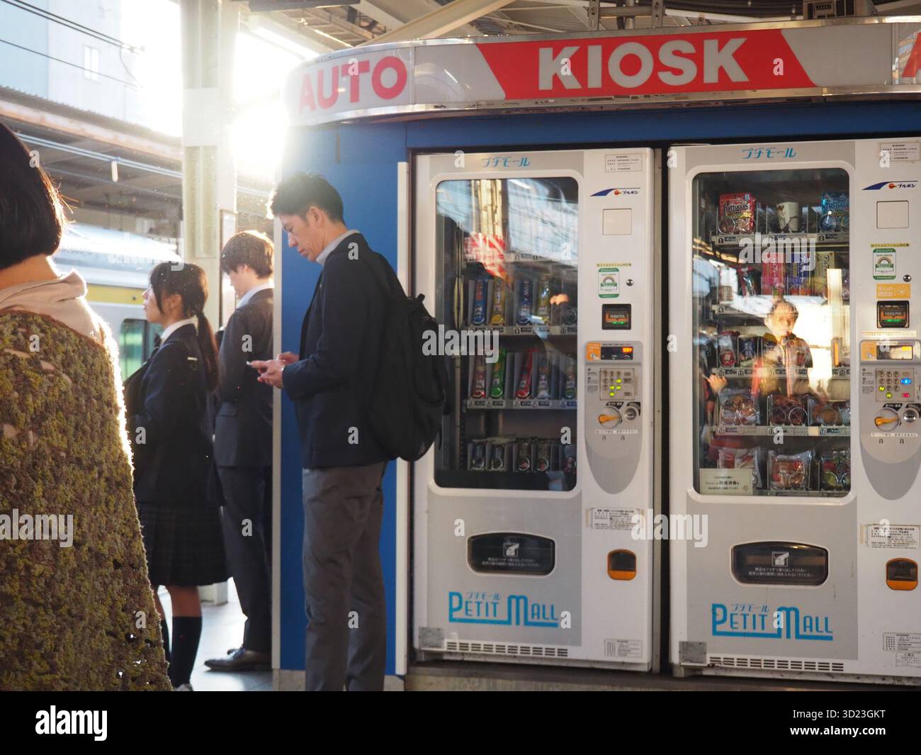 Abendsonnenlicht auf dem Bahnsteig der JR Chuo Line am Bahnhof Kichijoji mit Warte- und Verkaufsautomaten im goldenen Licht Stockfoto
