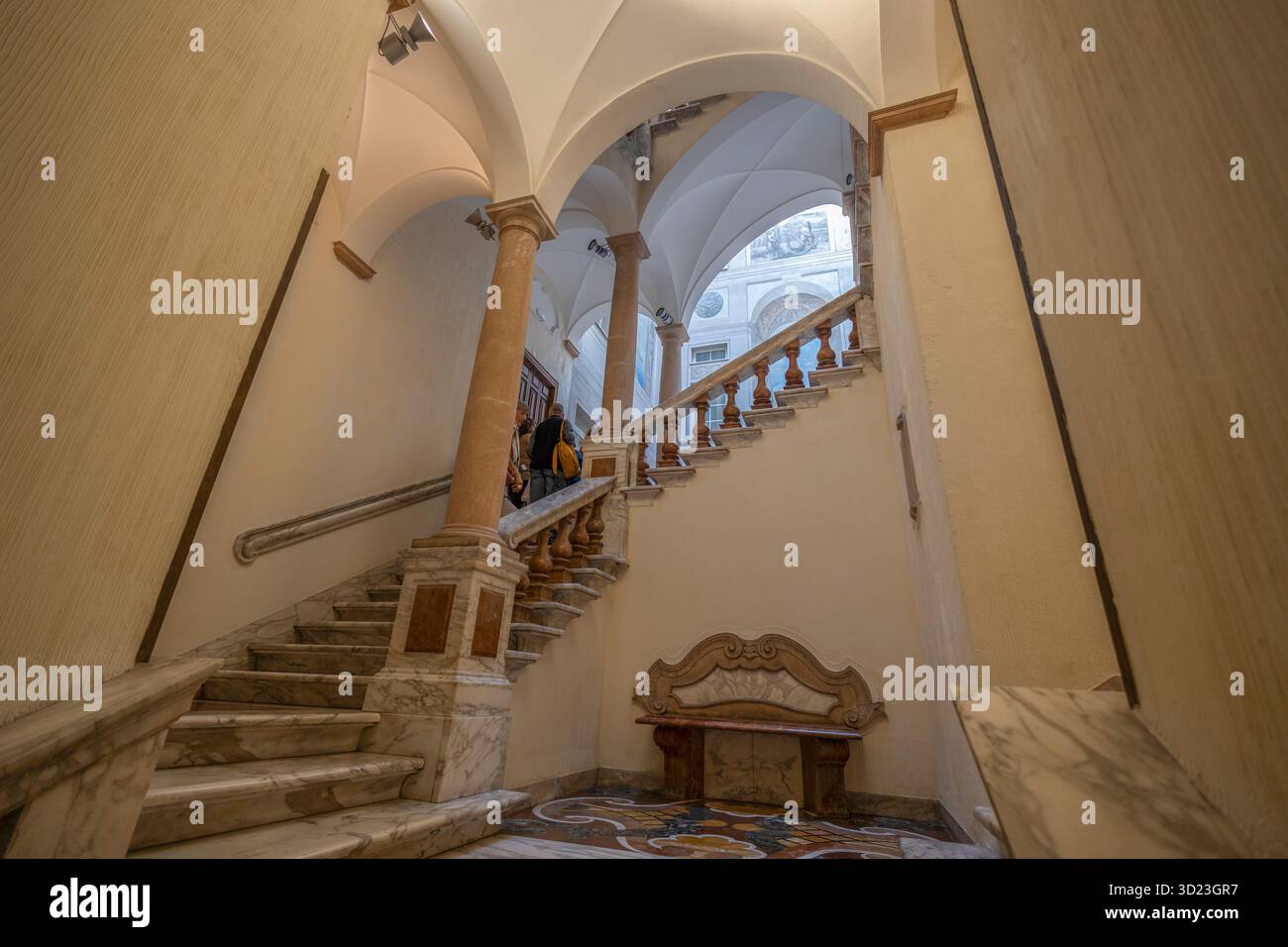 GENUA, ITALIEN, 14. SEPTEMBER 2024 - die zentrale Treppe des Lauro-Palastes in Genua, Italien Stockfoto