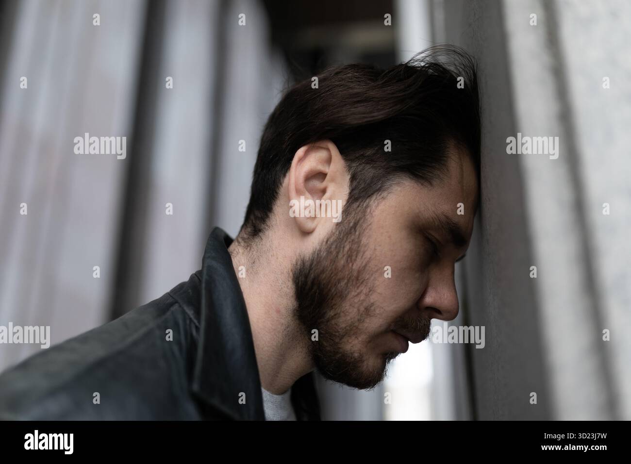 Nahporträt eines traurigen Mannes mit Depression und Migräne Stockfoto