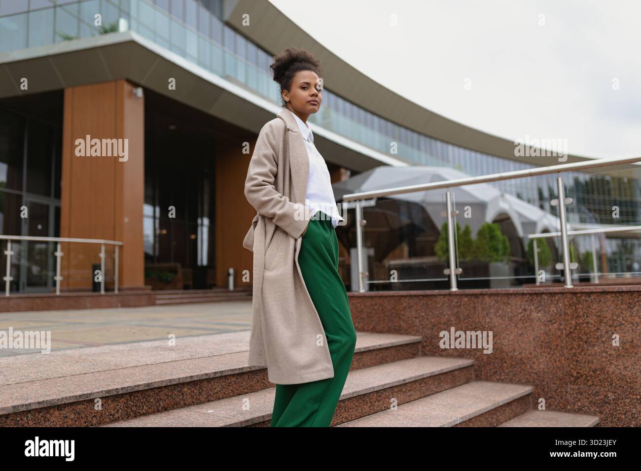 Junge afroamerikanische Geschäftsfrau auf dem Hintergrund eines Bürogebäudes Stockfoto