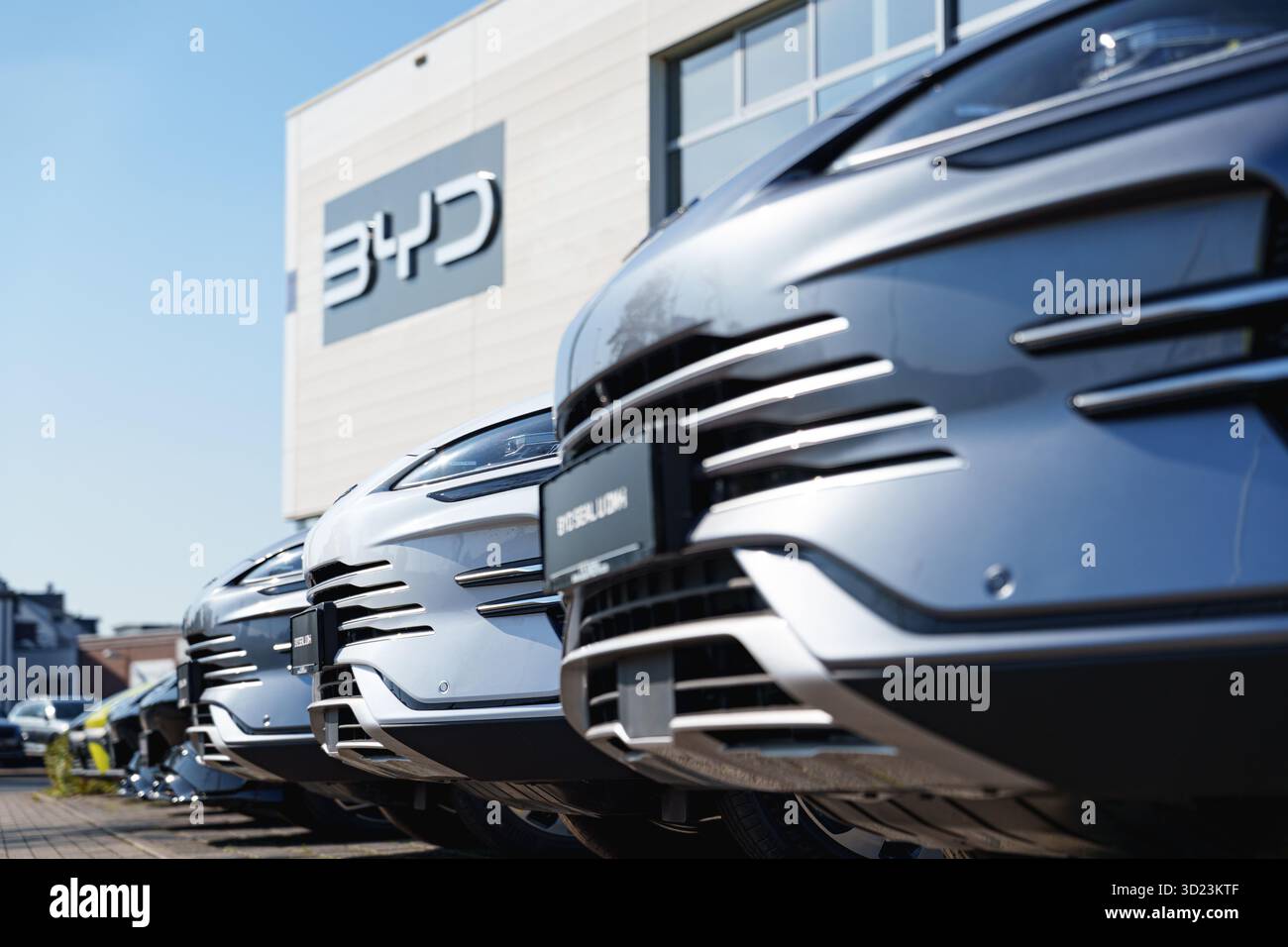 Reihe neuer BYD-Fahrzeuge, die außerhalb eines Händlerbetriebs geparkt sind Stockfoto