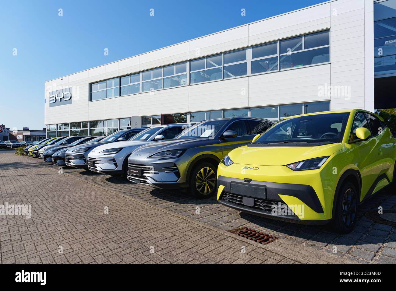 Reihe neuer BYD-Fahrzeuge, die außerhalb eines Händlerbetriebs geparkt sind Stockfoto