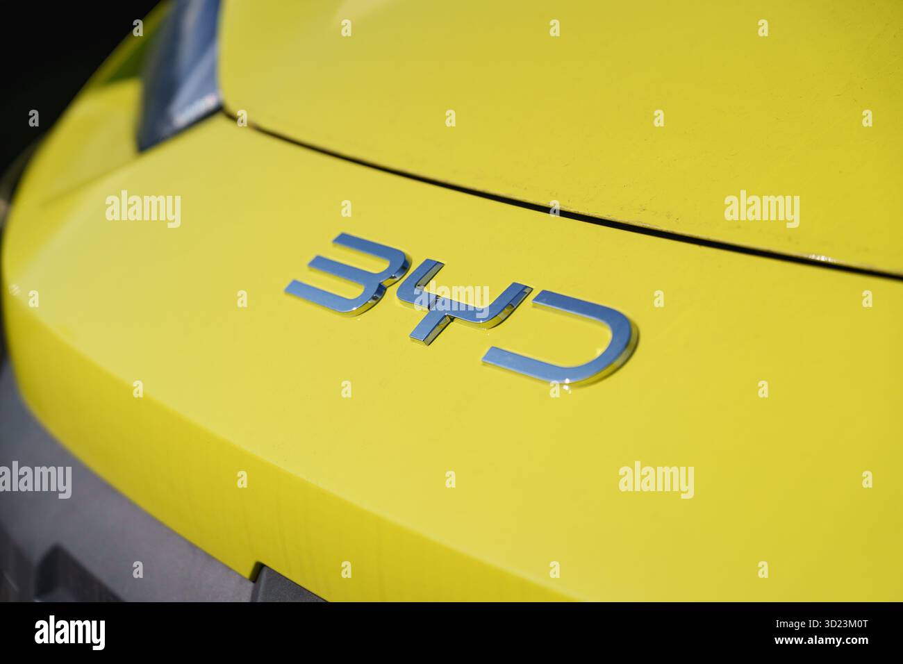 BYD-Logo des chinesischen Autoherstellers auf der Vorderseite eines Fahrzeugs außerhalb eines Händlerbetriebs Stockfoto