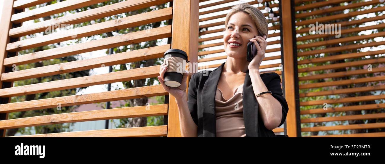 Porträt einer erfolgreichen 30-Jährigen in einem Café während einer Arbeitspause Stockfoto