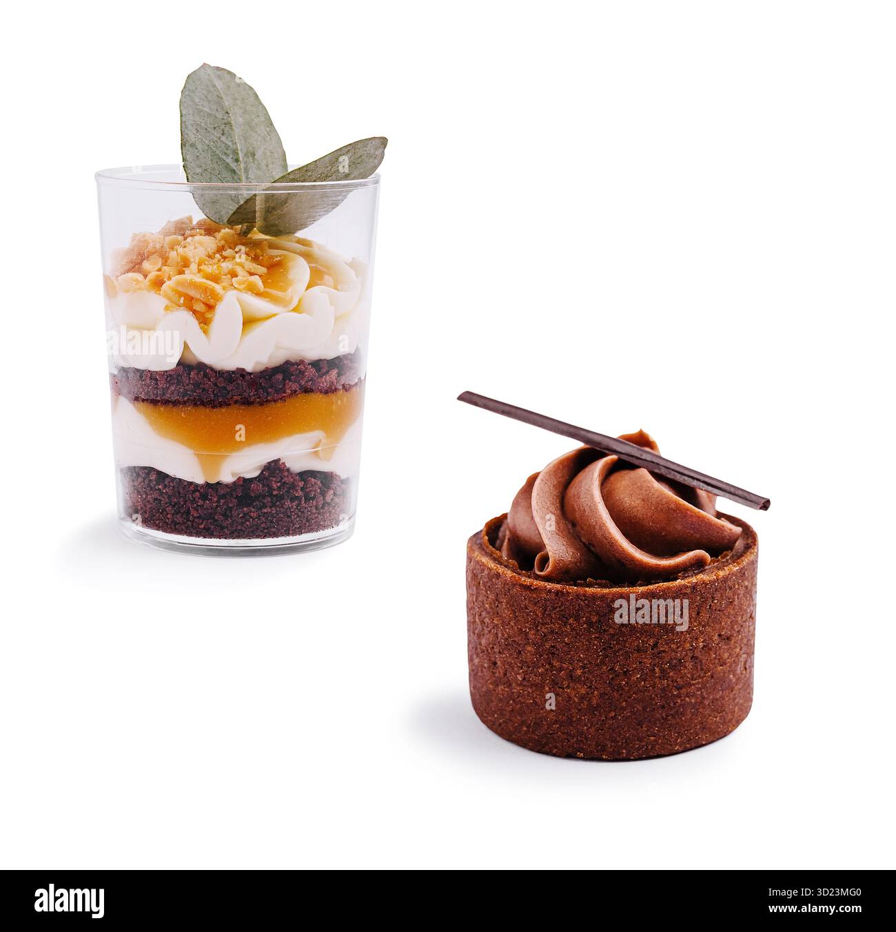 Köstliche Dessertpräsentation mit mehrschichtigem Pudding und Schokoladentorte Stockfoto