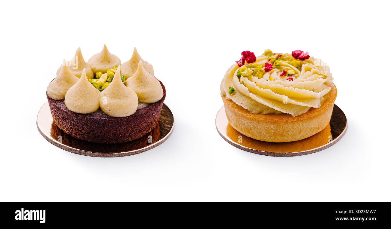 Dekadente Desserts mit Pistazien- und Cremegarnituren auf eleganter Basis Stockfoto