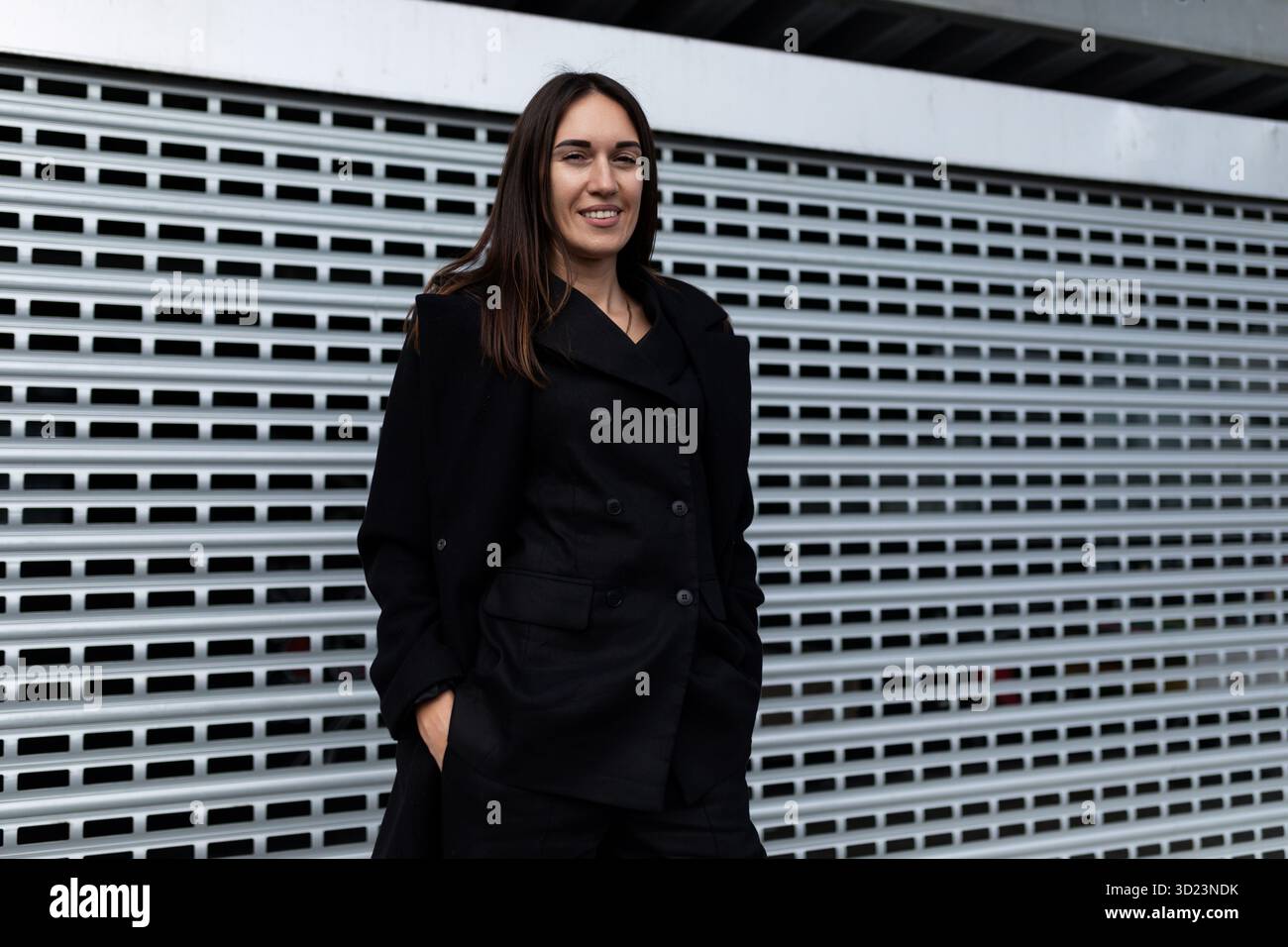 Business elegante und stilvolle kaukasische Frau 40 Jahre alt draußen Stockfoto
