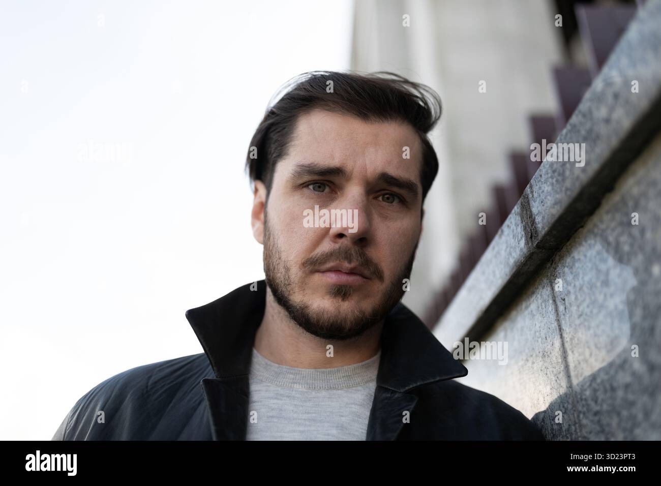 Porträt eines müden depressiven Mannes draußen Stockfoto