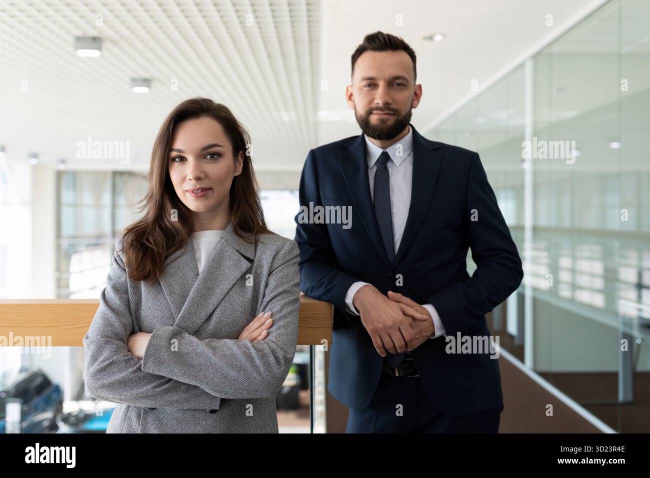 Porträt eines Mannes und einer Frau in formeller Kleidung repräsentative Angestellte des Unternehmens, Konzept des Rechtsdienstes Stockfoto
