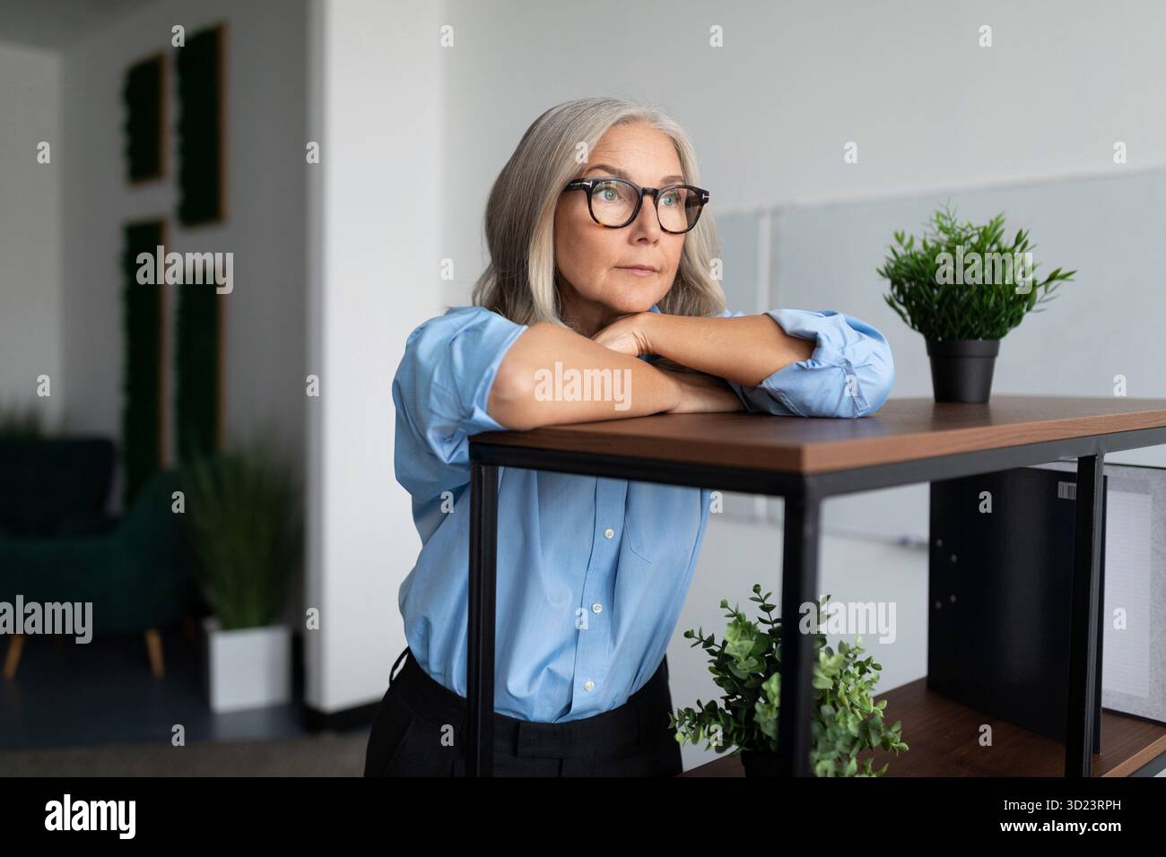 Porträt der Geschäftsfrau nachdenklicher Ausdruck im Büro. Professionelle Buchhalterin, Die Buchhaltungsfinanzen In Übernimmt Stockfoto