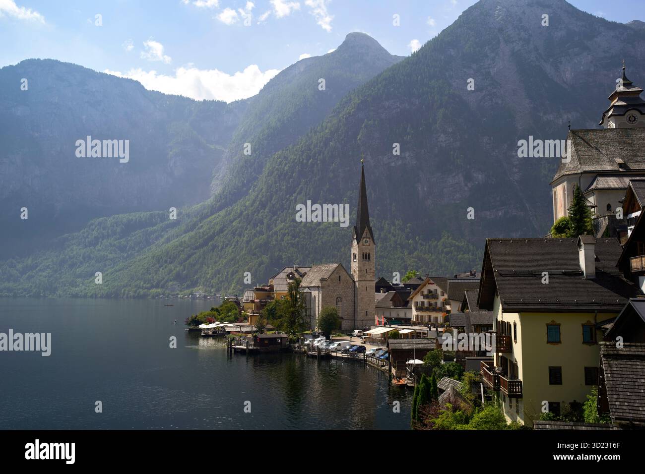 Malerischer Blick auf das Dorf Hallstatt mit See, Bergen und Kirchturm unter blauem Himmel. Salzkammergut, Dachsteingebirge, Österreich Stockfoto