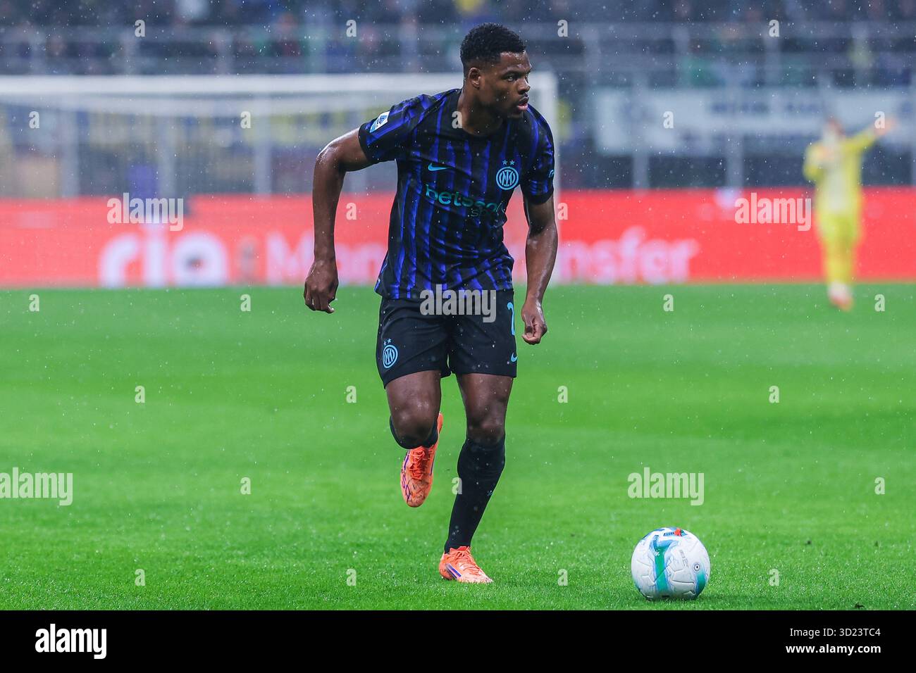 Mailand, Italien. Oktober 2025. Denzel Dumfries vom FC Internazionale wurde 2025/26 während des Fußballspiels der Serie A zwischen dem FC Internazionale und ACF Fiorentina im San Siro Stadium in Aktion gesehen Stockfoto