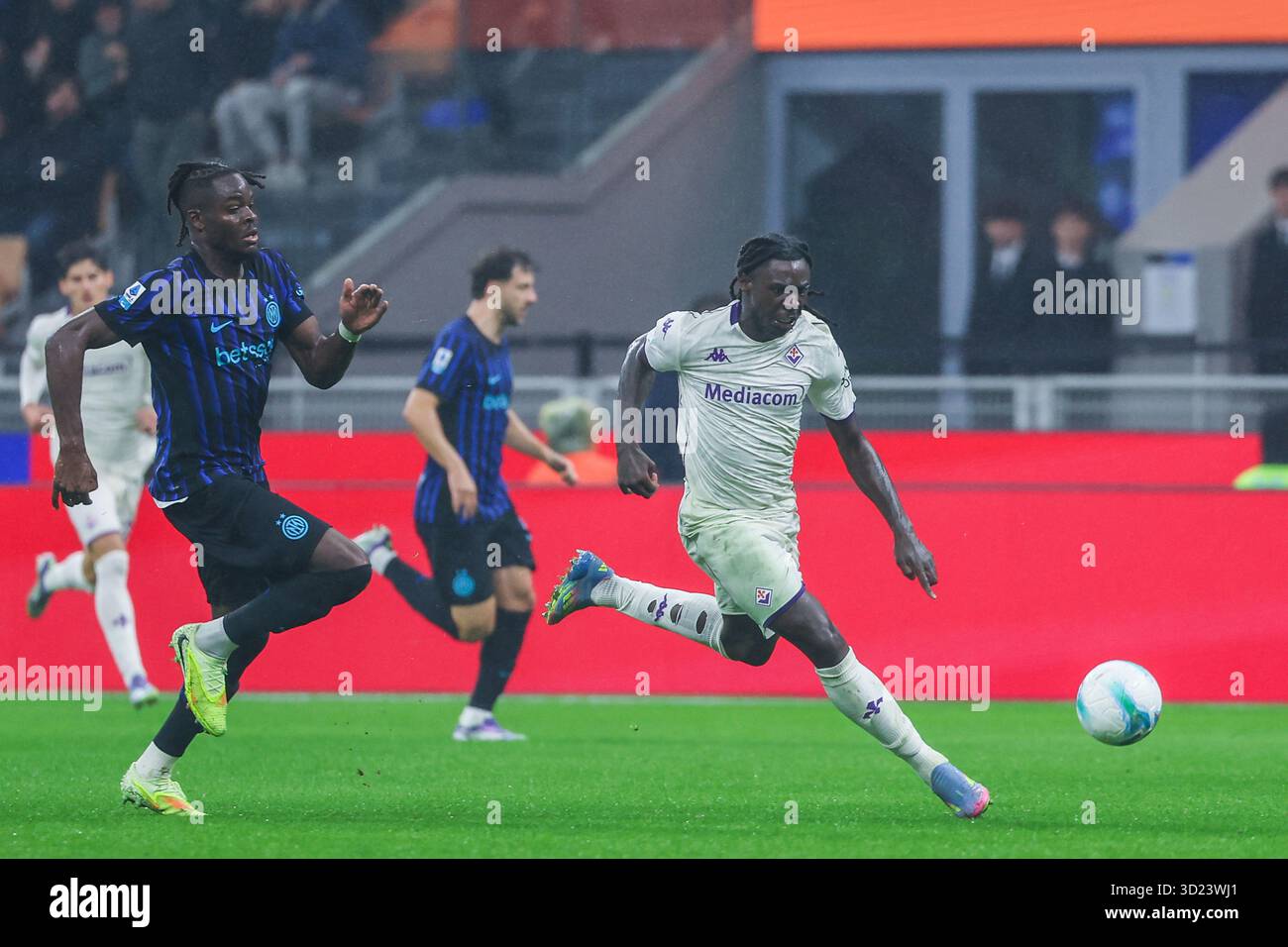 Mailand, Italien. Oktober 2025. (R-L) Moise Kean von ACF Fiorentina tritt im San Siro Stadion mit Yann Aurel Ludger Bissek vom FC Internazionale 2025/26 um den Ball an Stockfoto