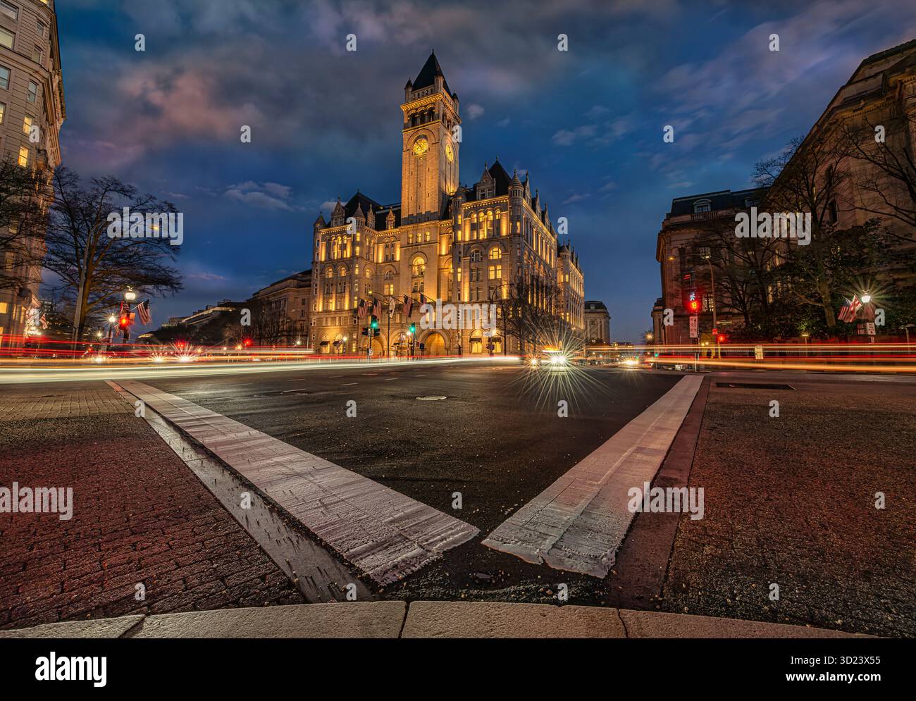 Abendlicher Blick auf ein großes historisches Gebäude unter einem tiefblauen Himmel mit Lichtstreifen. WASHINGTON DC, WA, USA Stockfoto