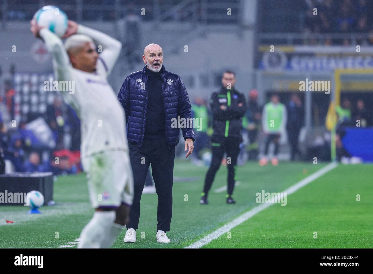 Mailand, Italien. Oktober 2025. Stefano Pioli Head Coach von ACF Fiorentina reagiert während des Fußballspiels der Serie A 2025/26 zwischen FC Internazionale und ACF Fiorentina im San Siro Stadium Credit: Independent Photo Agency/Alamy Live News Stockfoto