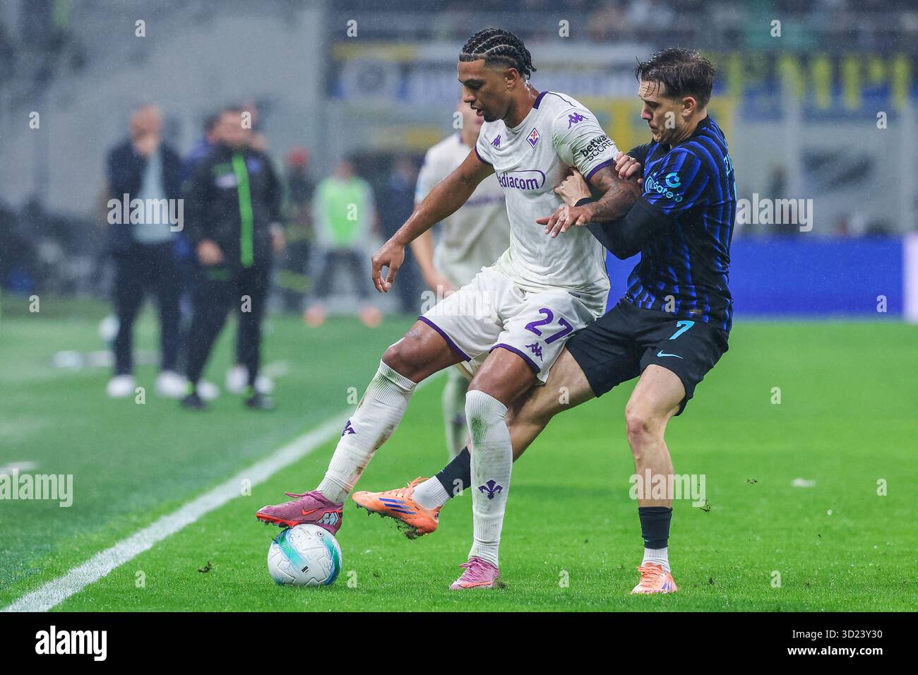 Mailand, Italien. Oktober 2025. (L-R) Cher Ndour von ACF Fiorentina tritt im San Siro Stadion im Jahr 2025/26 mit Piotr Zielinski vom FC Internazionale um den Ball an Stockfoto
