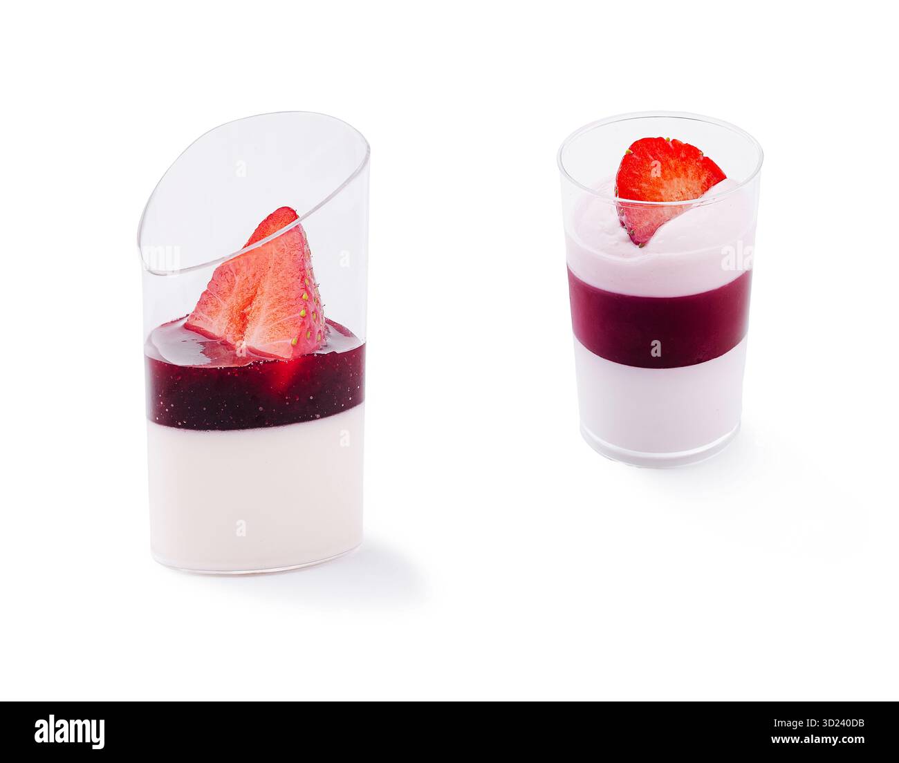 Köstliche mehrschichtige Desserts mit frischen Erdbeeren und Fruchtsoße Stockfoto