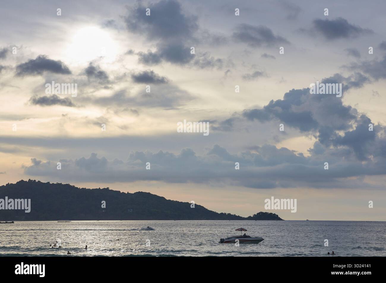 Malerische Küstenlandschaft mit bewölktem Himmel, Insel und Boot auf ruhigen Meeresgewässern Stockfoto