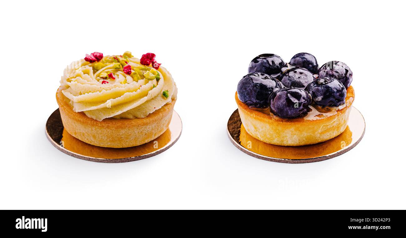 Köstliche Mini-Desserts mit Pistazien- und Heidelbeergarnituren in der Bäckerei Stockfoto