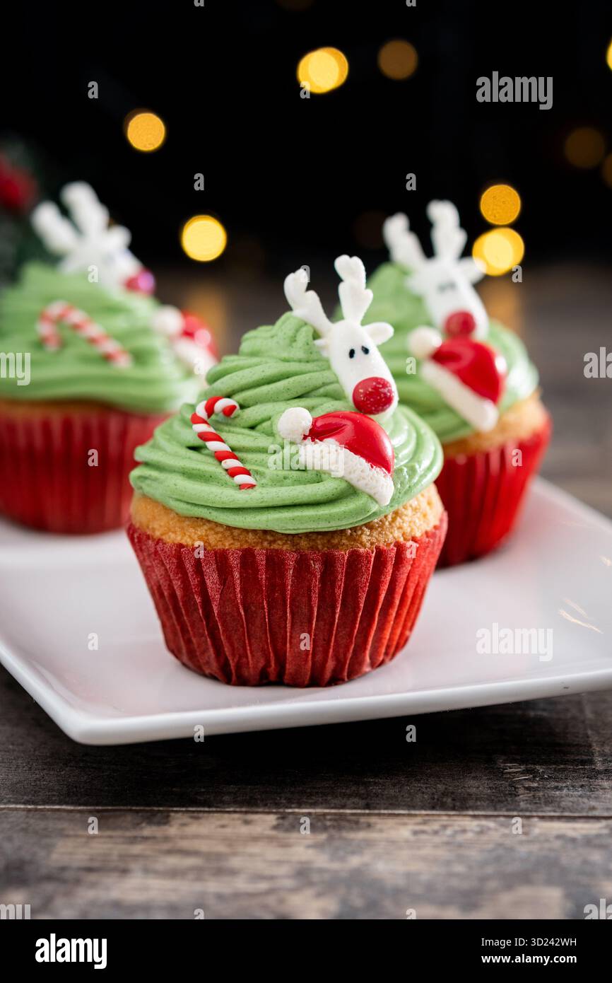Weihnachts-Cupcake mit Weihnachtsdekoration auf Holztisch Stockfoto