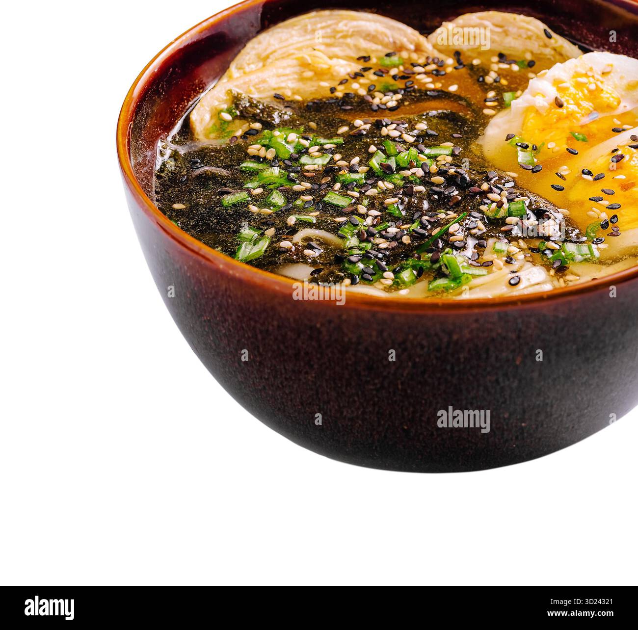 Köstliche Schüssel mit wohltuender Nudelsuppe mit Eiern und Kräutern Stockfoto