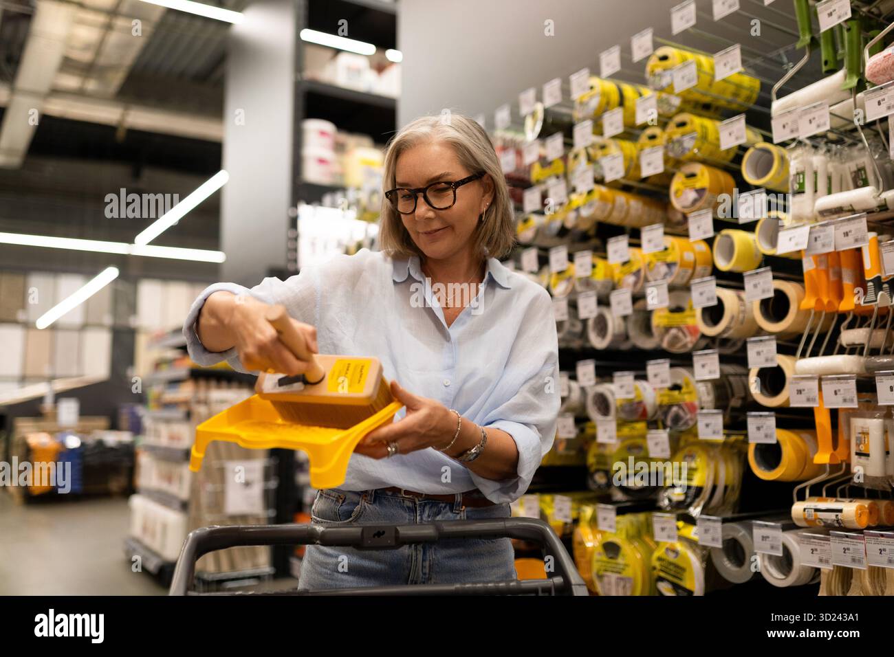 Einkäufe für Heimwerkerbedarf an einem Wochenende in einem modernen Einzelhandelsgeschäft mit organisierten Gängen Stockfoto