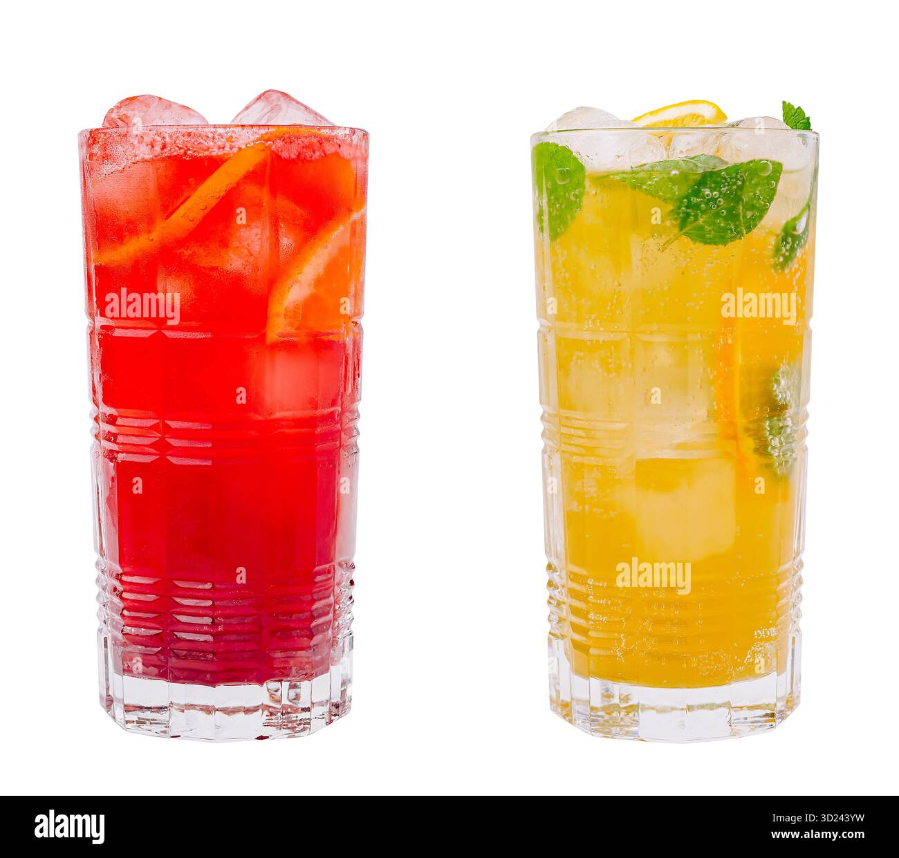 Erfrischende Sommergetränke in bunten Gläsern für einen sonnigen Nachmittag Stockfoto