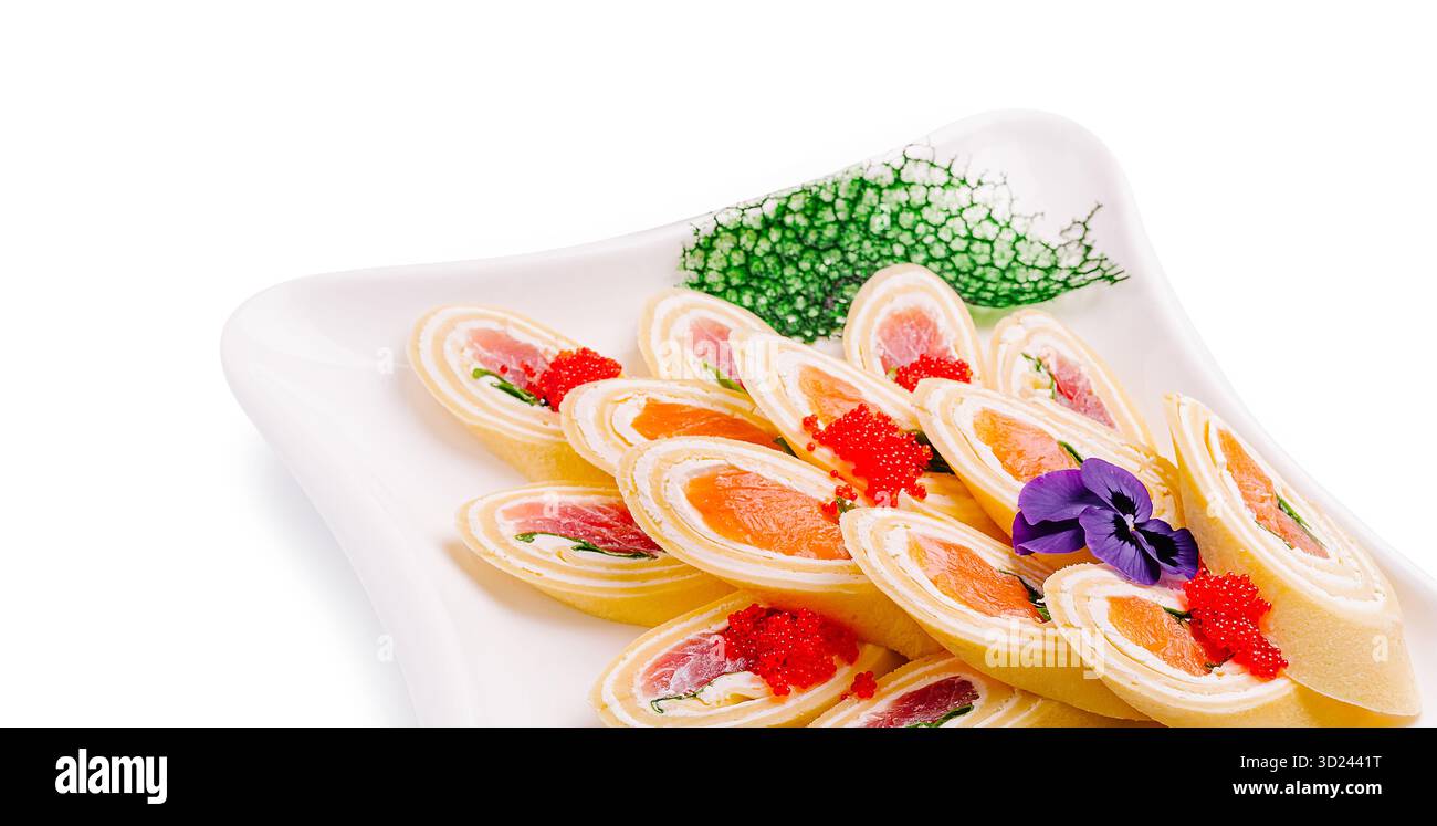 Zarte Pancakes Sushi-Brötchen kunstvoll auf einem dekorativen Teller angeordnet Stockfoto