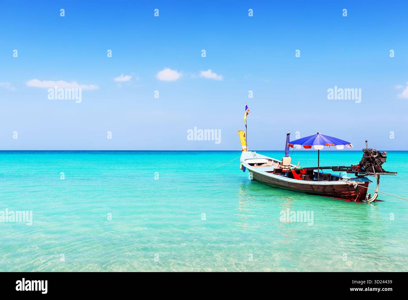 Traditionelles lokales Langboot an einem wunderschönen tropischen Strand an sonnigen Tagen in Phuket, Thailand Stockfoto