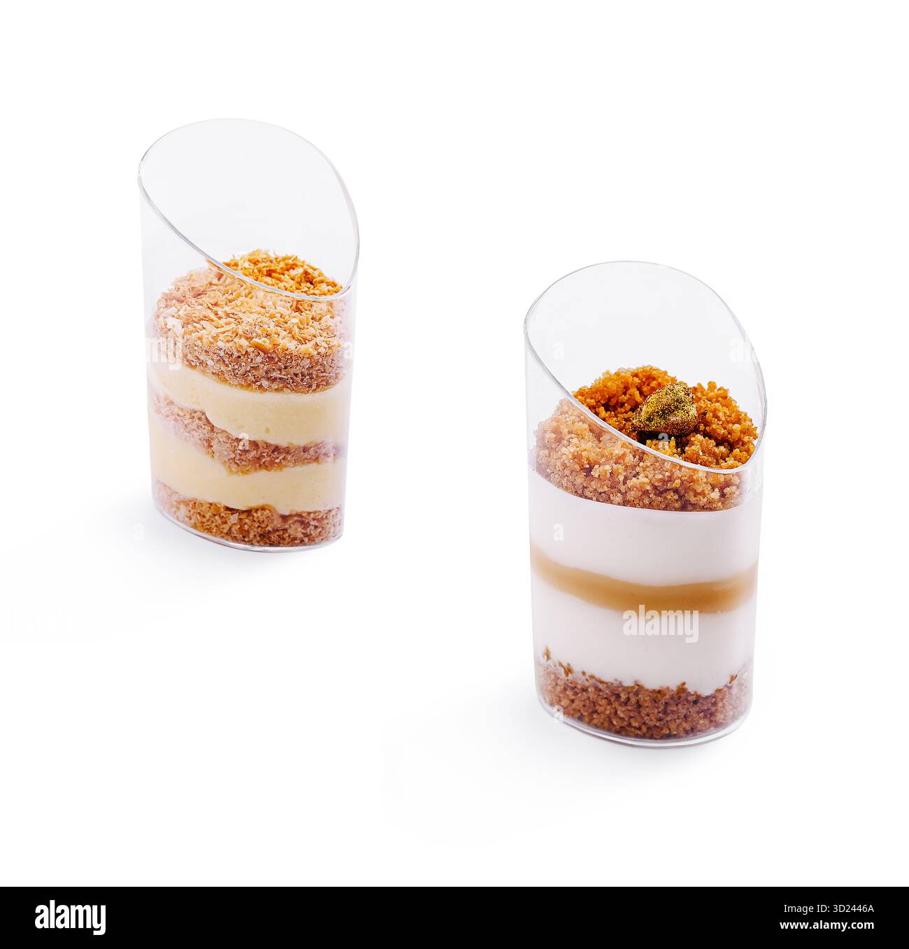 Desserts in transparenten Tassen mit Creme und Krümeln Stockfoto