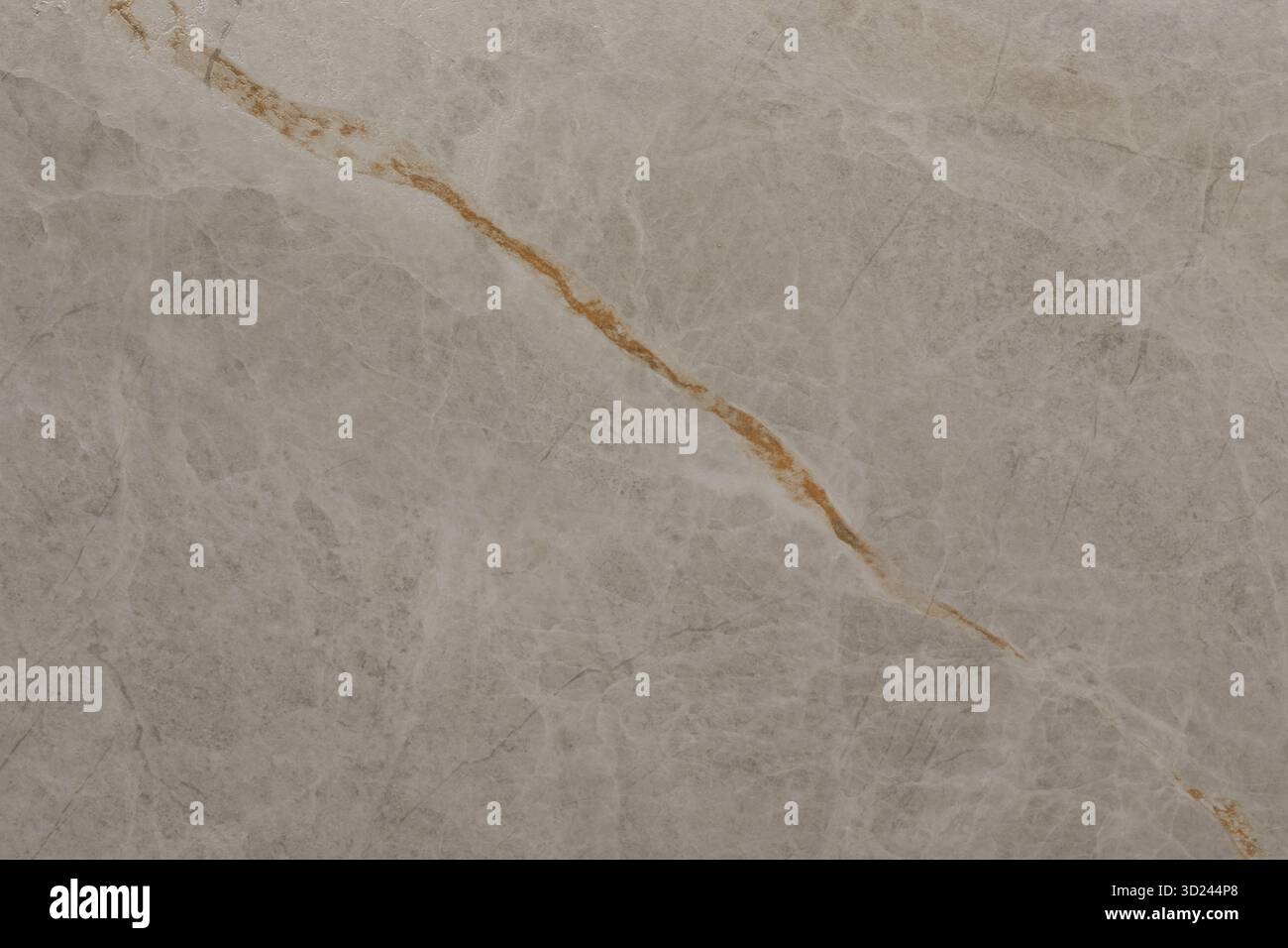 Elegante graue Marmoroberfläche mit goldenen Aderdetails, die die Schönheit und Textur des Natursteins widerspiegeln Stockfoto