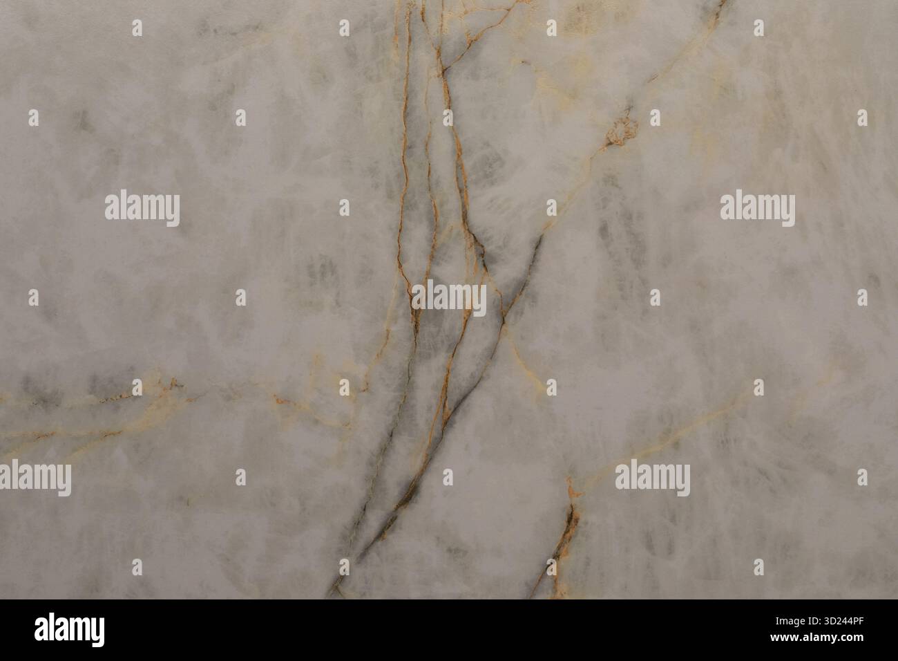 Strukturierte Marmoroberfläche mit goldenen Adern, die Eleganz und natürliche Schönheit in einer neutralen Farbumgebung zeigen Stockfoto