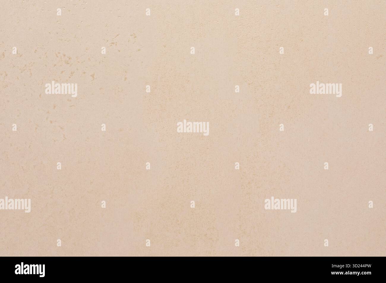 Glatte sandige Textur mit subtilen Farbvariationen und Mustern, die einen neutralen Hintergrund bei natürlichem Licht darstellen Stockfoto
