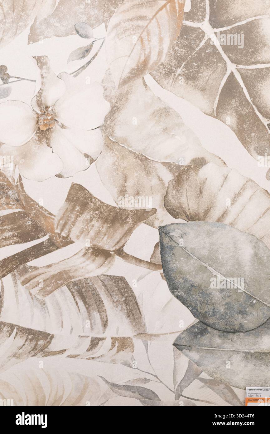 Elegantes botanisches Design mit sanften neutralen Tönen und zarten Blattmustern in einer natürlichen Umgebung Stockfoto