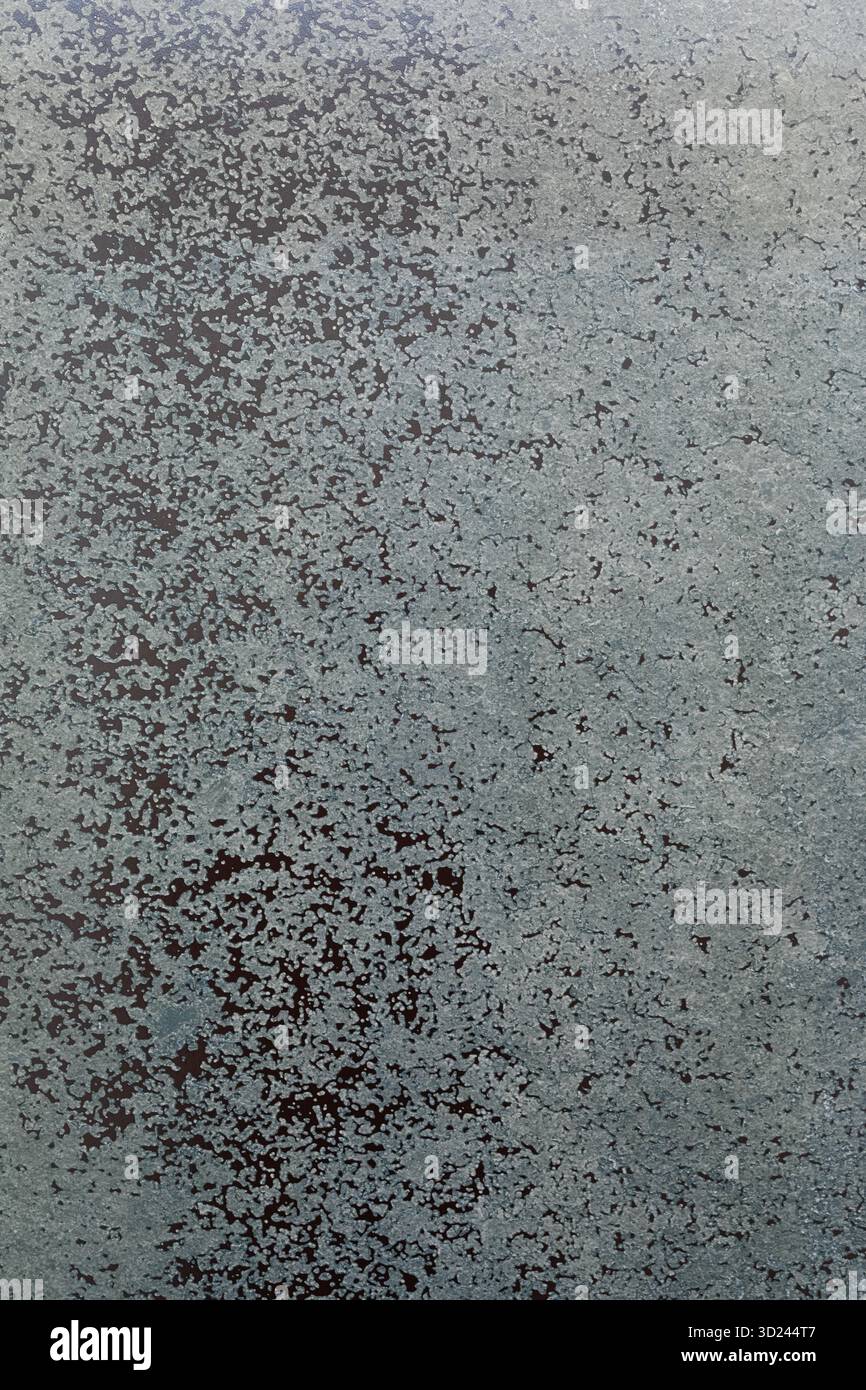 Textur einer verwitterten Oberfläche mit Blau- und Brauntönen, die in künstlerischen Mustern erscheinen Stockfoto